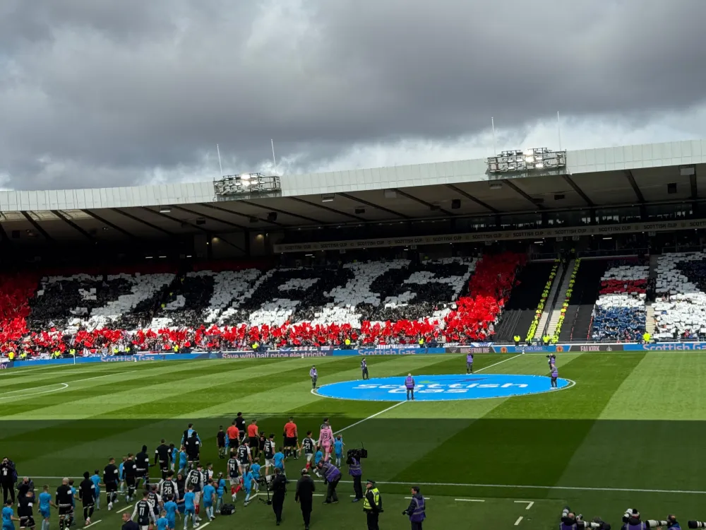 หยาดเหงื่อและคราบเขม่าที่ Hampden Park: Dunfermline ทะยานสู่รอบชิงในคืนที่แสงไฟพร่าเลือน