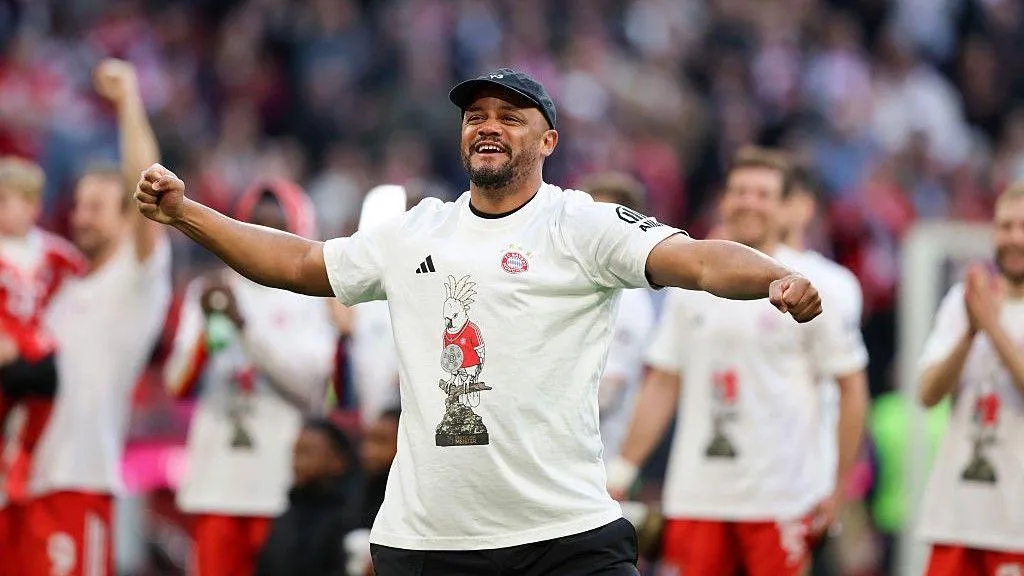 นกกระตั้วมาไง? เฉลยปริศนาเสื้อยืดสุดปั่นของแข้ง Bayern Munich ในวันฉลองแชมป์