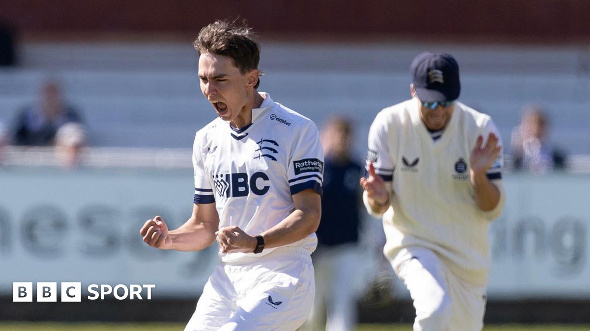 Middlesex ทุบ Gloucestershire ยับ! Morgan แจ้งเกิด