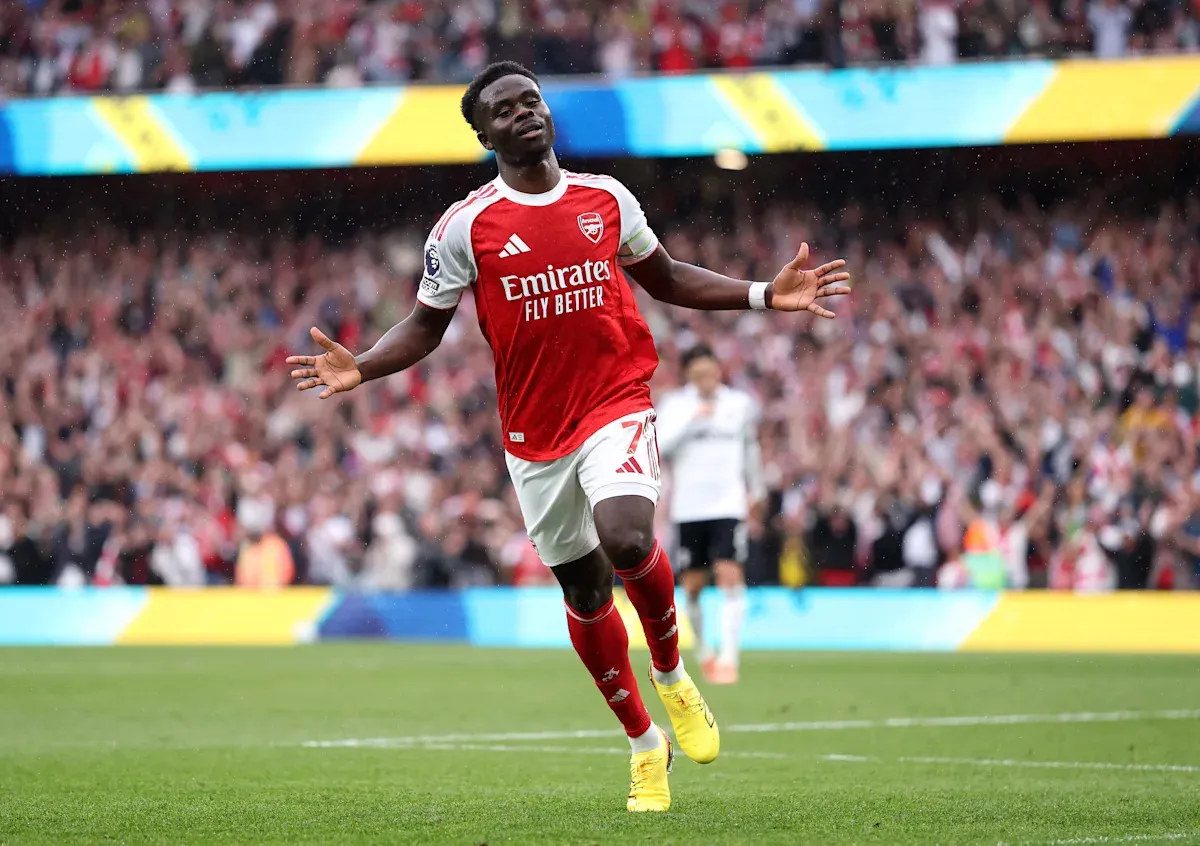 แสงไฟที่ Emirates และคำตอบที่เงียบงัน: Bukayo Saka แผดเผา Fulham จนมอดไหม้