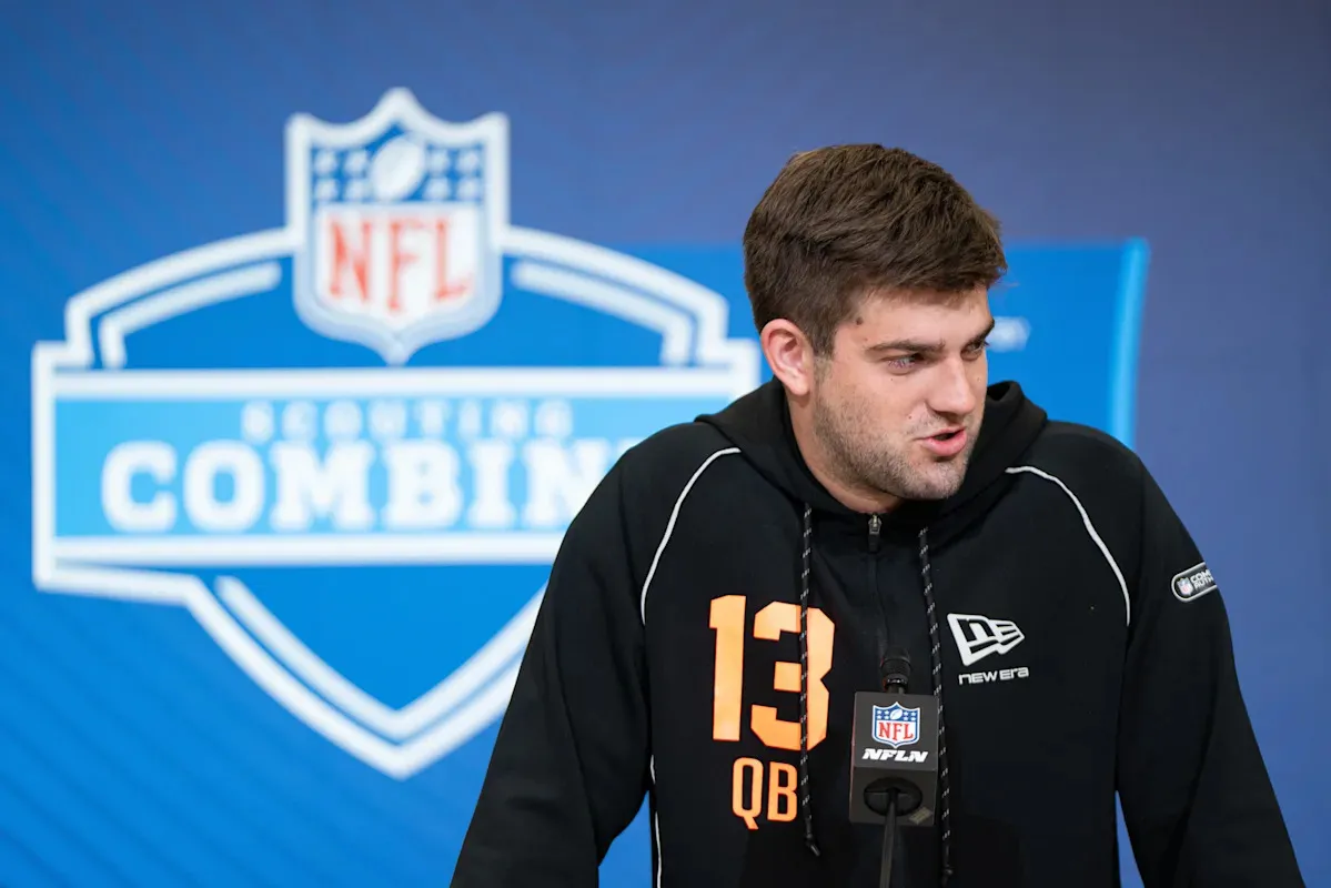 เงาในห้องแถลง: Garrett Nussmeier กับบทเรียนแรกใต้แสงไฟของ Andy Reid