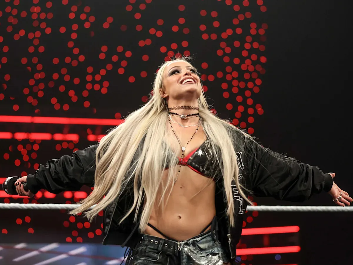 โศกนาฏกรรมใต้แสงไฟนีออน: Liv Morgan กระชากบัลลังก์จาก Stephanie Vaquer ในสงครามที่จบลงก่อนลมหายใจจะทันขาดช่วง