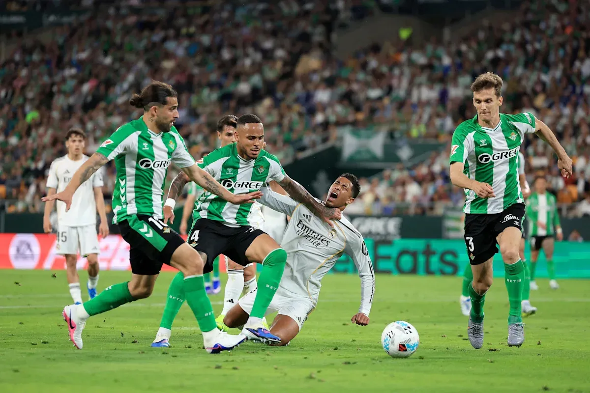 ศึกชิงลายเซ็นปราการหลังผู้แข็งแกร่ง: Newcastle United ท้าชน Barcelona แย่งตัวขุนพลสำคัญแห่ง Real Betis