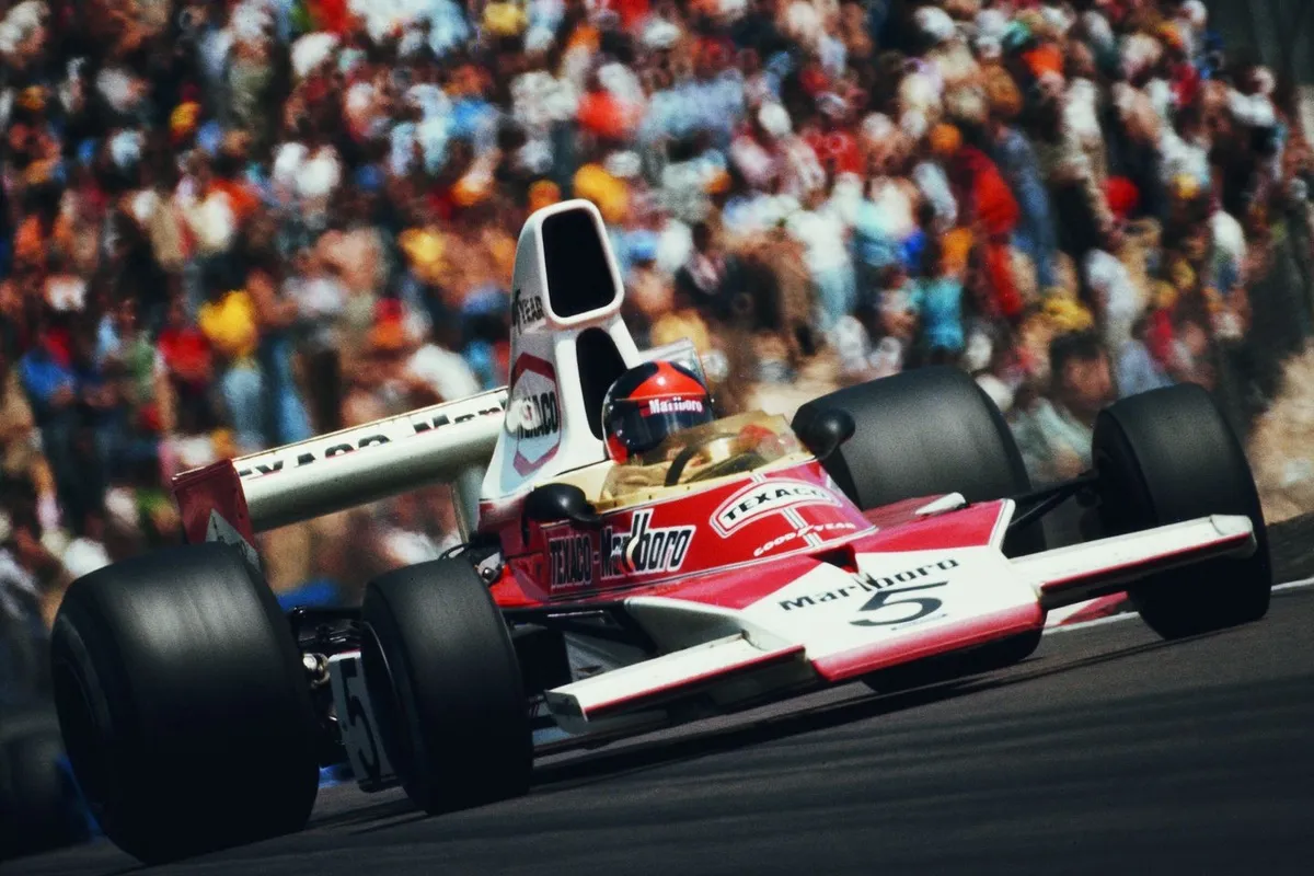 โศกนาฏกรรมแห่งความเร็วที่หวนคืน: Emerson Fittipaldi กับการร่ายรำครั้งสุดท้ายบนอาสนะ McLaren M23 ณ Miami