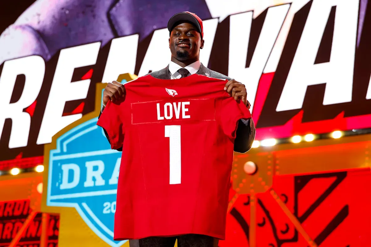 โศกนาฏกรรมแห่งการสื่อสาร และปาฏิหาริย์แห่งฟิสิกส์: เมื่อ Arizona Cardinals เกือบพลาดตัว Jeremiyah Love เพราะตัวเลขที่ผิดเพี้ยน