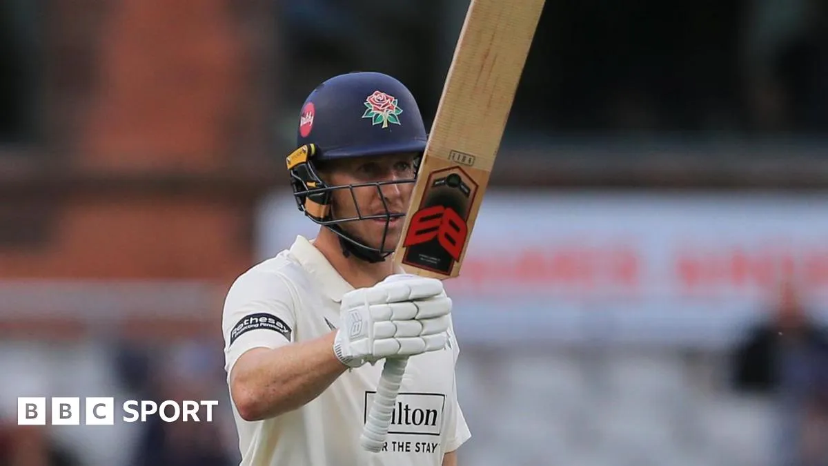 Luke Wells ขยายพันธสัญญา ณ Emirates Old Trafford: การต่อเวลาให้กับการผุกร่อนของสถาปัตยกรรมคริกเก็ตจนถึงปี 2028