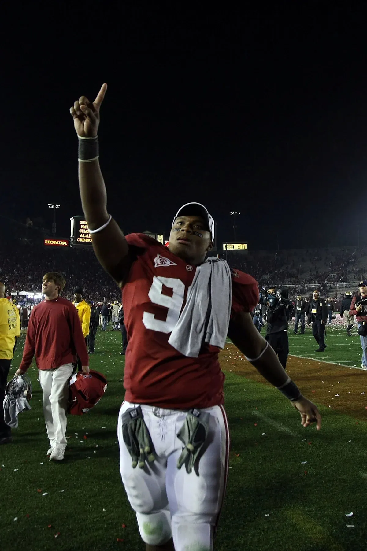 หน้ากากเปื้อนเลือด: อดีตยักษ์ใหญ่ Alabama รับสารภาพ ต้มตุ๋น 20 ล้านเหรียญในคราบเงา NFL