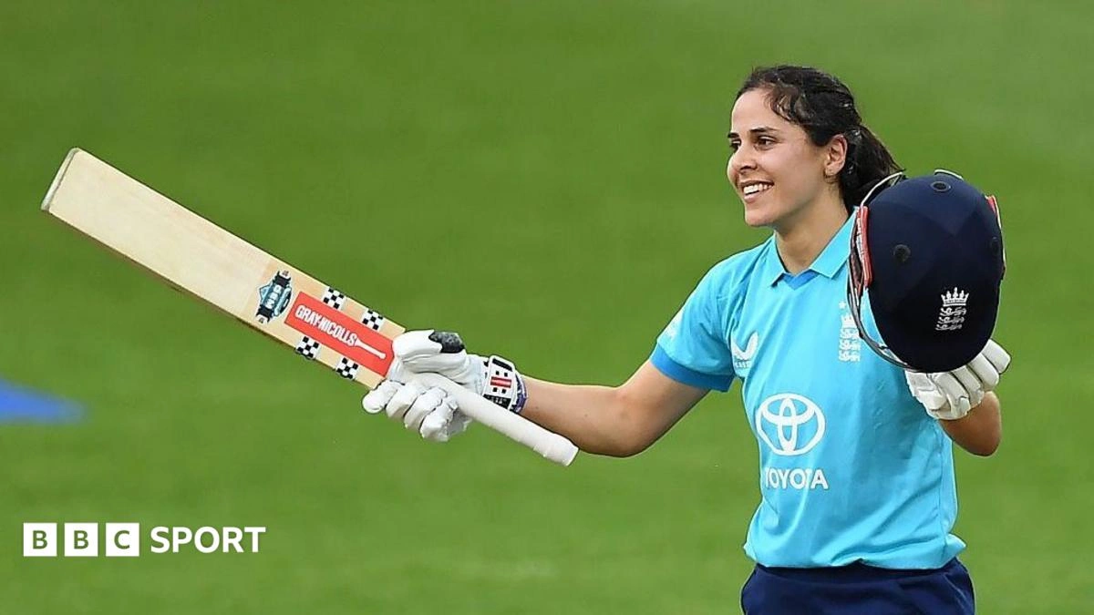 England Women vs Ireland: Maia Bouchier ระเบิดฟอร์มทำร้อยแต้มพาทีมทุบสถิติไล่เช็กบิล