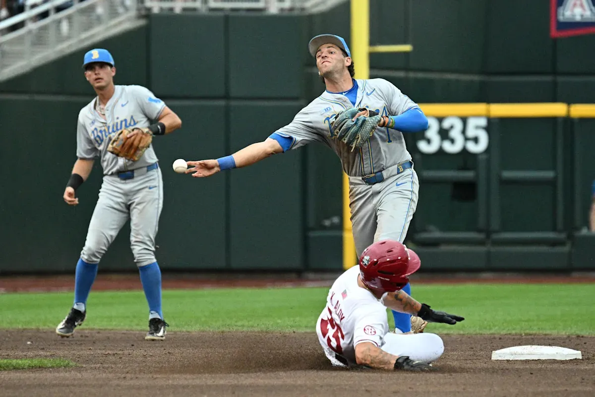 หมัดหนักช่วงท้าย: UCLA บดขยี้ Michigan State ในค่ำคืนที่เสียงไม้กระทบลูกดังก้อง East Lansing