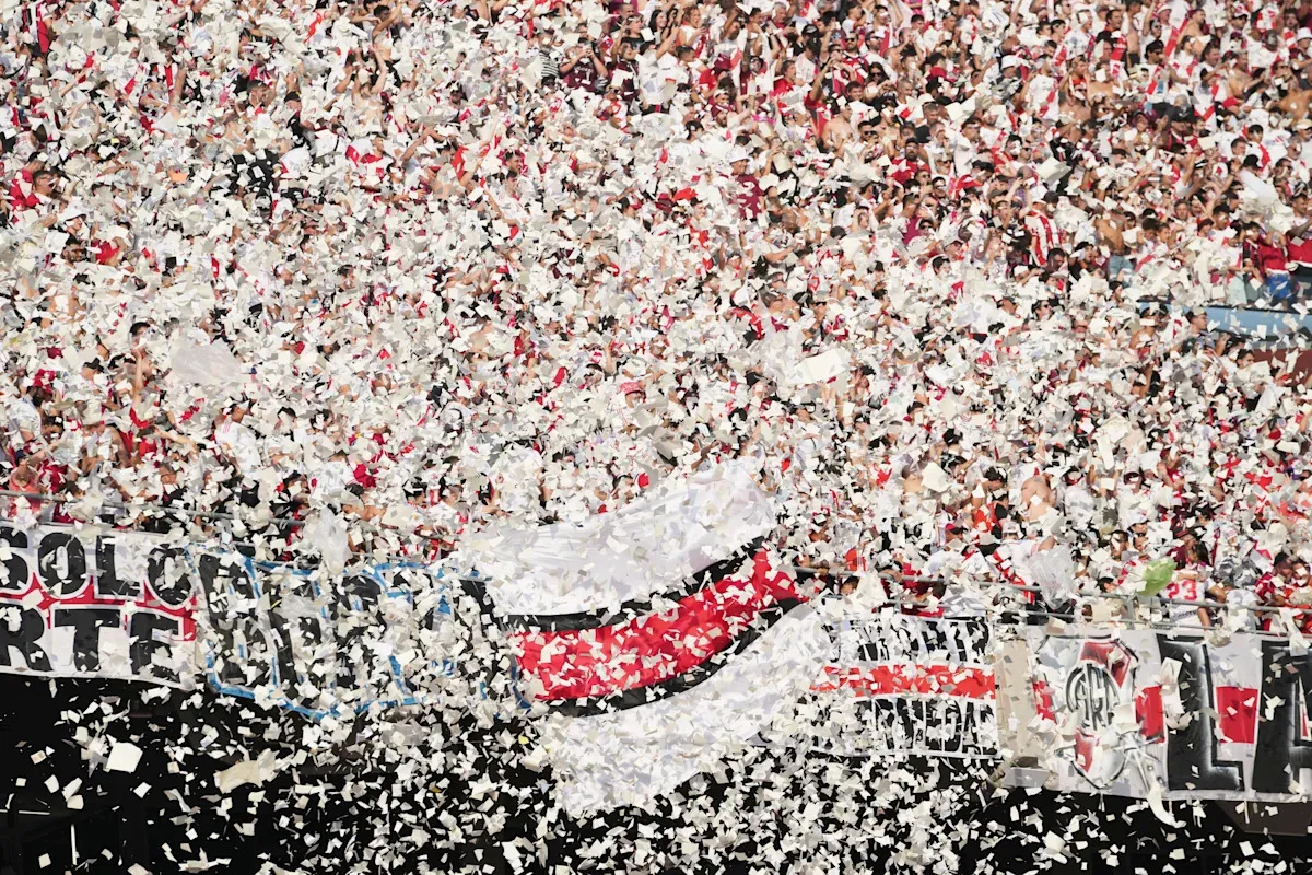 เถ้าถ่านท่ามกลางแสงโพล้เพล้: เมื่อ Buenos Aires สั่งลาประเพณีเศษกระดาษหลังเปลวเพลิงที่ Monumental Stadium