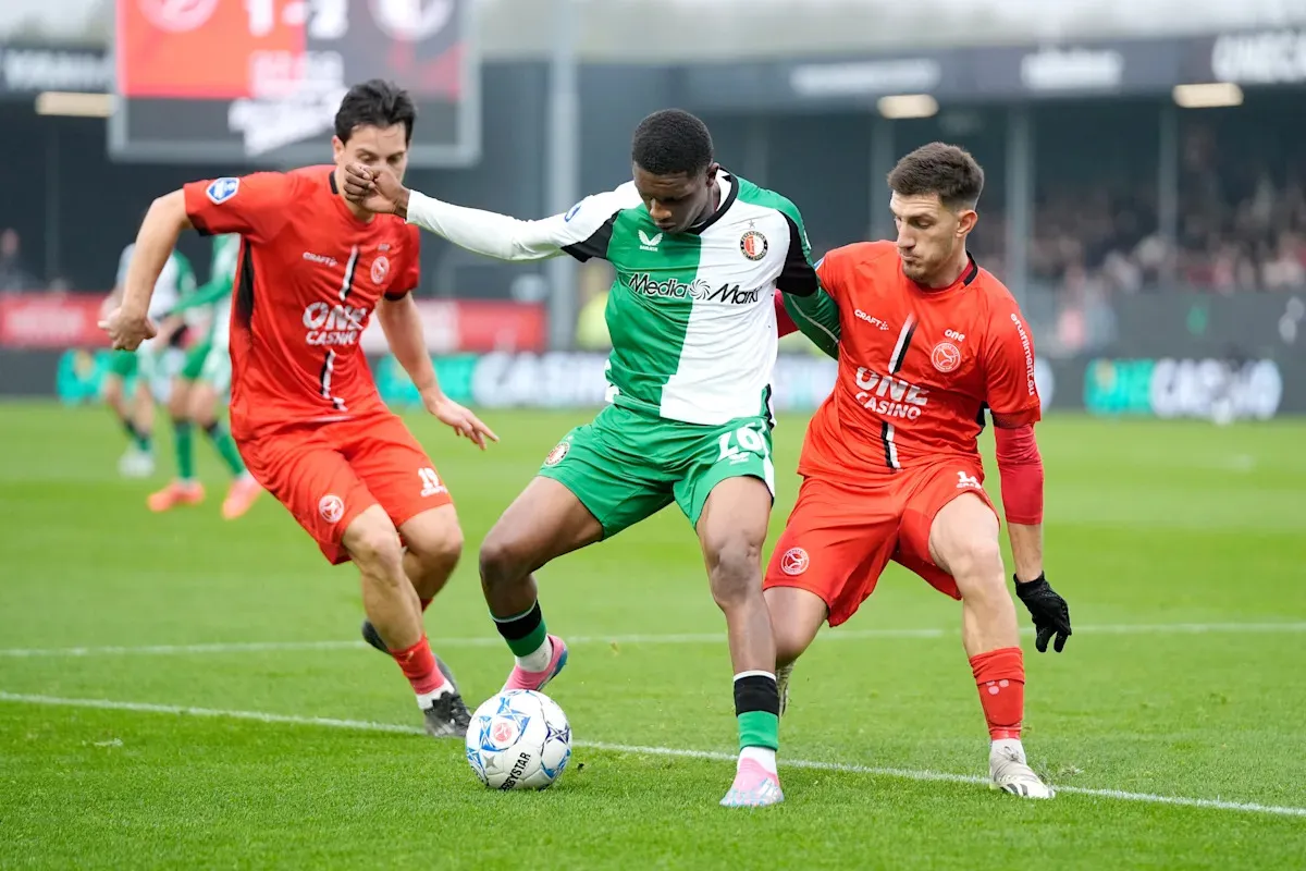 ดีลล่มหรือแค่ต้มน้ำรอ? Bayern Munich เจอตอเบ้อเริ่มในการเจรจาคว้าตัว Givairo Read จาก Feyenoord