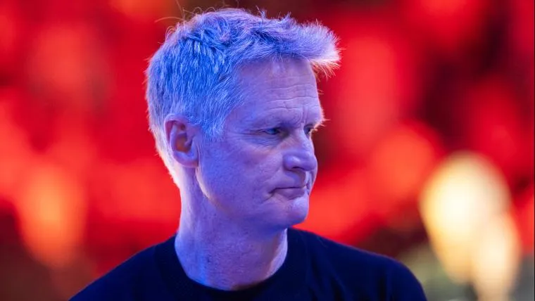 เงาสะท้อนในแววตาที่เปลี่ยนไป: เมื่อ Steve Kerr เตรียมหันหลังให้ม้านั่งสำรองเพื่อก้าวสู่หน้าจอทีวี
