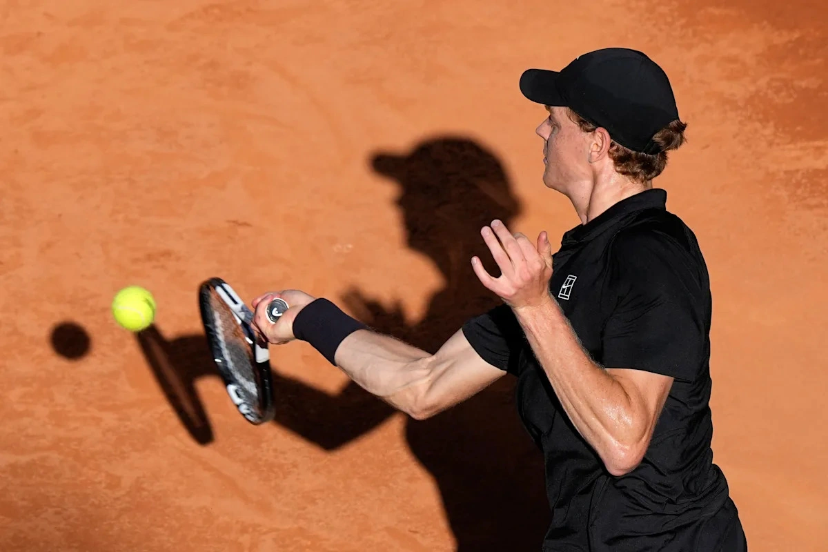 พายุสีส้มที่โหมกระหน่ำ: Jannik Sinner กับภารกิจขยี้ Roland Garros ด้วยแรงเหวี่ยง 29 นัดรวด
