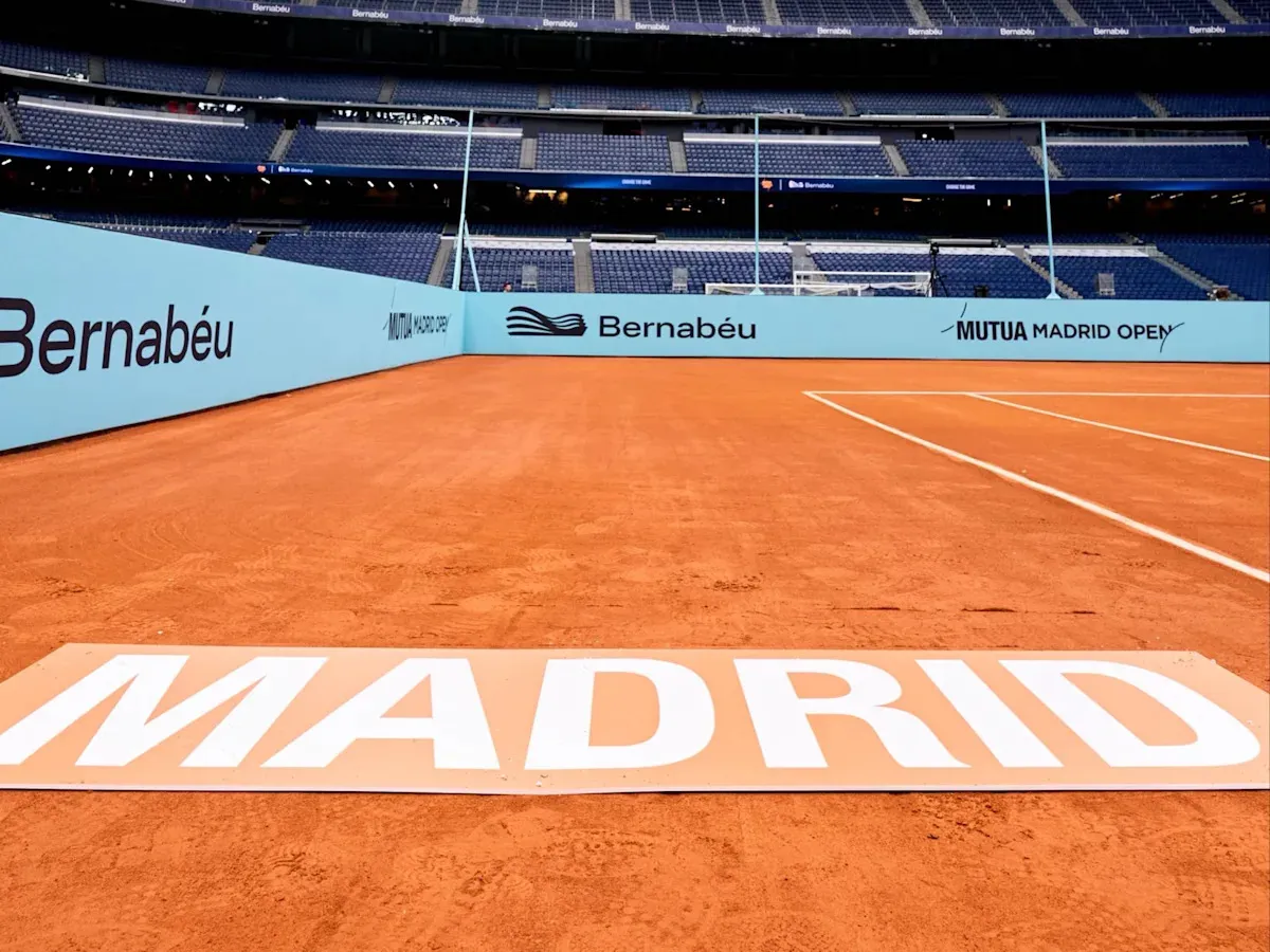 🎥 จากผืนหญ้าสู่ดินแดง: เมื่อ Bernabéu แปลงกายเป็นสังเวียนแร็กเก็ต 🎾