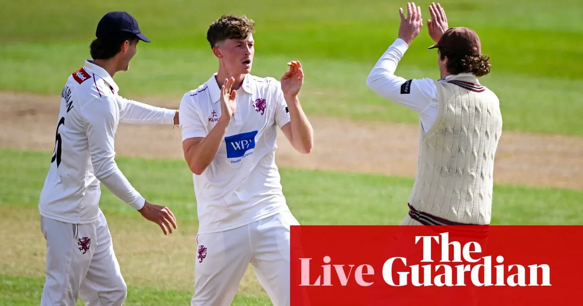 Lancashire เตรียมปิดประตูเก็บค่าตั๋วหน้าจอ; Rew เปล่งประกายท่ามกลางสายฝนที่ Somerset – บันทึกเหตุการณ์สนามหญ้าและหยาดน้ำตา