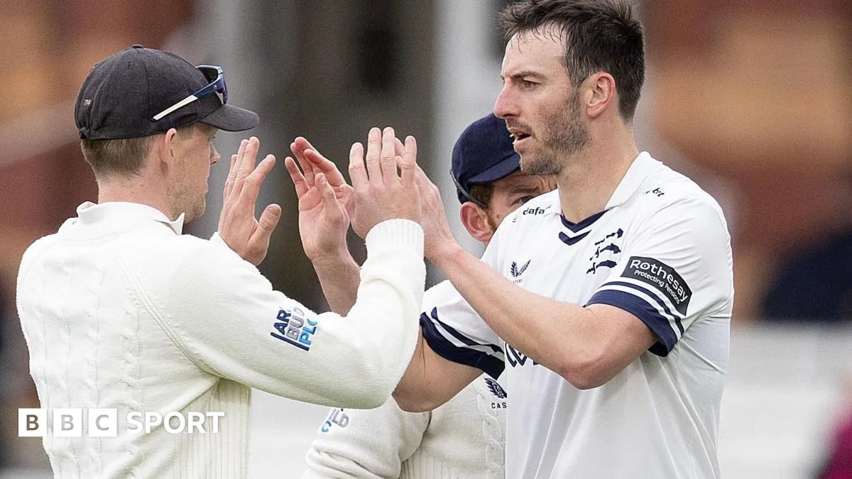 ความเสื่อมสลายที่ Lord's: เมื่อ Gloucestershire มิอาจต้านทานแรงบิดเชิงกลของ Roland-Jones