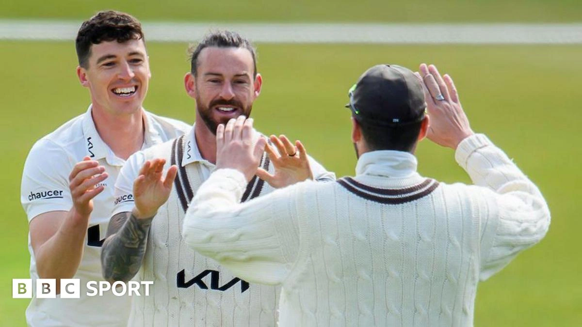 มหากาพย์กลางสายฝนที่ Headingley: Surrey ฮึดสู้พายุลูกหนังหลัง Yorkshire ถล่มยับ