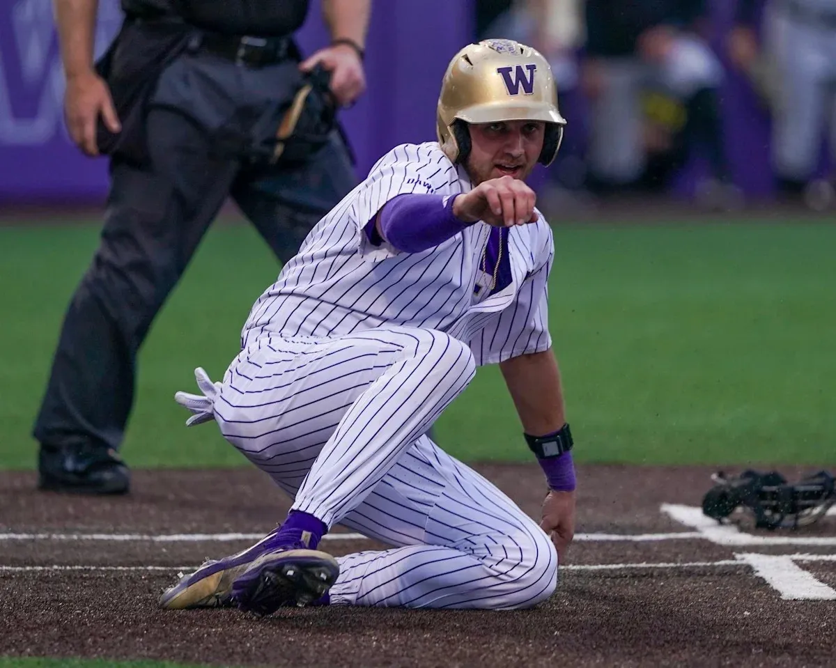 รอยร้าวในค่ำคืนที่ Husky Ballpark: Washington พ่ายฤทธิ์โฮมรันช่วงท้ายให้ Oregon