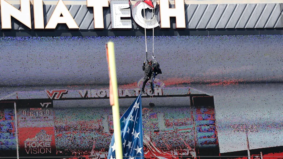 แลนดิ้งแบบสับ! นักโดดร่มดิ่งพสุธาอัดสกอร์บอร์ด Virginia Tech เกมสปริงเกมนัดนี้มีคอนเทนต์