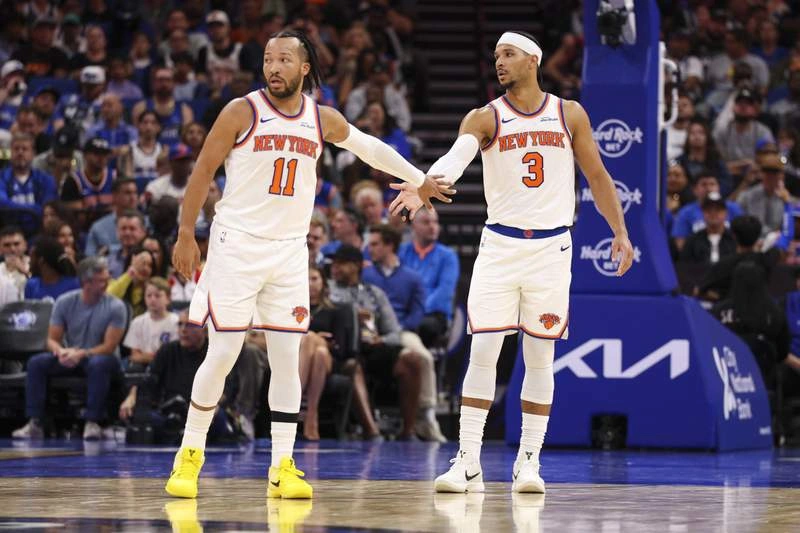 “เดินต่อไป อย่าหยุด” : คำสั่งเด็ดขาดจาก Jalen Brunson ที่ปลุกไฟในตัว Josh Hart หลังอาการบาดเจ็บเกือบพรากชัยชนะ