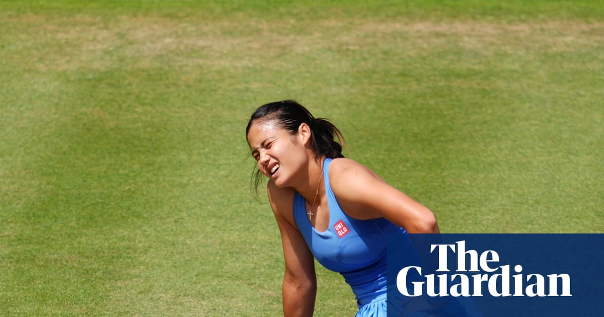 Emma Raducanu ฝ่าอาการบาดเจ็บเข้ารอบรองชนะเลิศ Queen’s Club หลังชนะ Rakhimova
