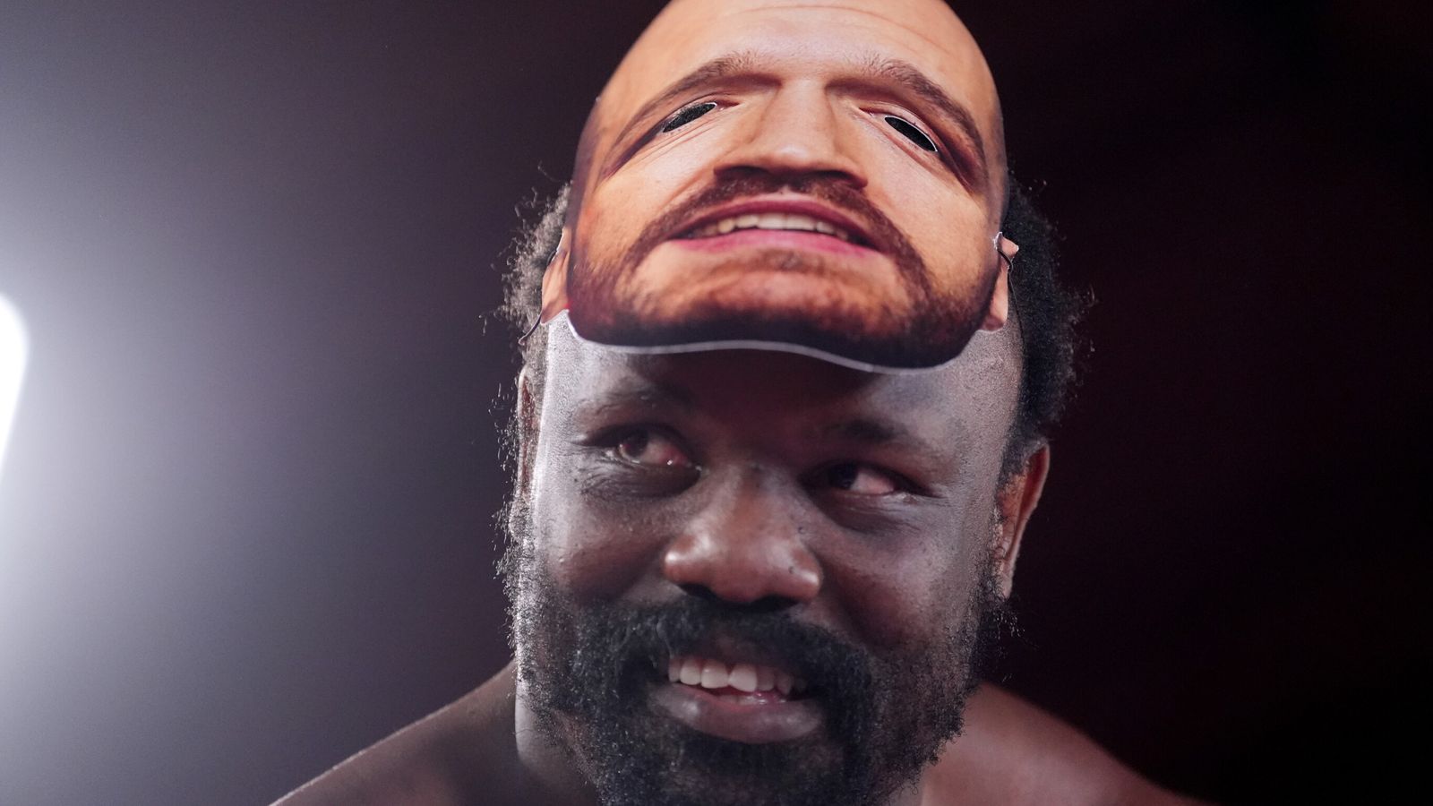 Chisora ใส่หน้ากาก Fury ป่วน Wilder ก่อนขึ้นชก!