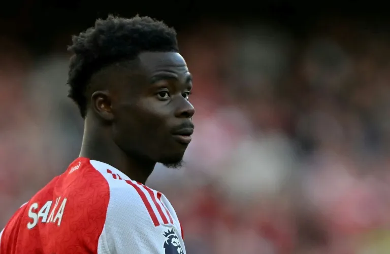แสงสุดท้ายที่ Emirates และการฟื้นตื่นของเด็กชายผู้แบกความหวัง: Bukayo Saka กับภารกิจดับแสง Atletico Madrid