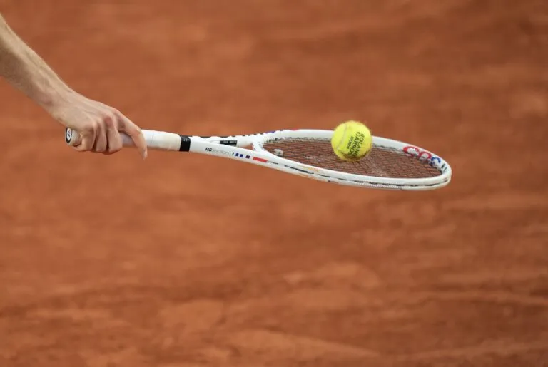 ความเงียบที่น่าขนลุกของ TNT Sports: เมื่อ Roland Garros กำลังจะกลืนกินลมหายใจในปี 2026