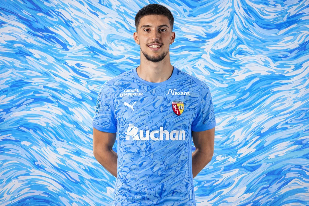 เงาที่ทอดยาวในตลาดซื้อขาย: Brighton กับการจดจ้อง Robin Risser ท่ามกลางแสงสลัวที่ Lens