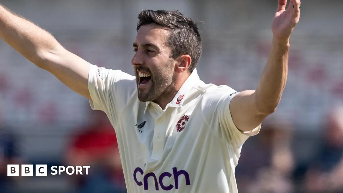 มหากาพย์แห่ง Wantage Road: เมื่อ Ben Sanderson ร่ายมนตร์สังหาร บดขยี้ Worcestershire จนสิ้นซาก