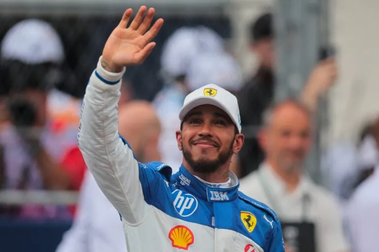 โศกนาฏกรรมบนผืนพรมและพลศาสตร์แห่งความเร็ว: เมื่อ Lewis Hamilton ปรากฏกายกลางสมรภูมิดาบแห่ง Los Angeles