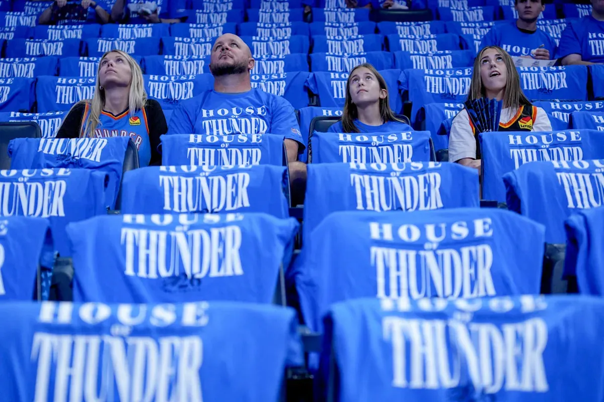 เครื่องแบบแห่งสมรภูมิ: ตำนานเสื้อยืด NBA Playoff ของ OKC Thunder ที่ยังคงสั่นสะเทือนหัวใจแฟนบาส