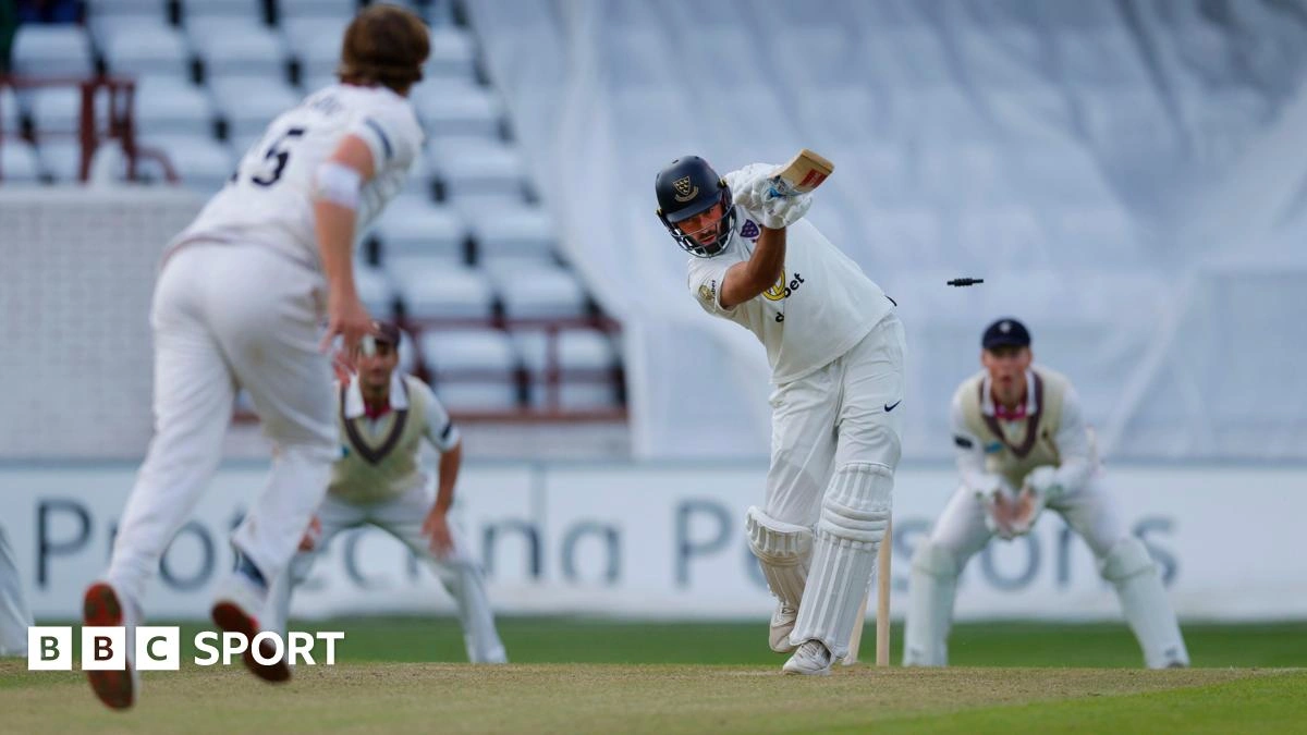 Sussex อาการหนัก! เจอ Somerset ไล่ต้อนจนมุม ส่วนฝนเจ้ากรรมก็ขยันขัดจังหวะซะเหลือเกิน