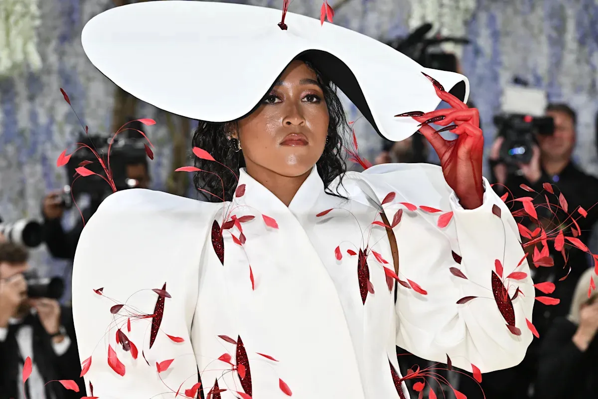 Naomi Osaka กับชุดเกราะหนักอึ้งบนพรมแดง: เมื่อ 'Grand Slam' แห่งแฟชั่นปะทะสรีระนักสู้