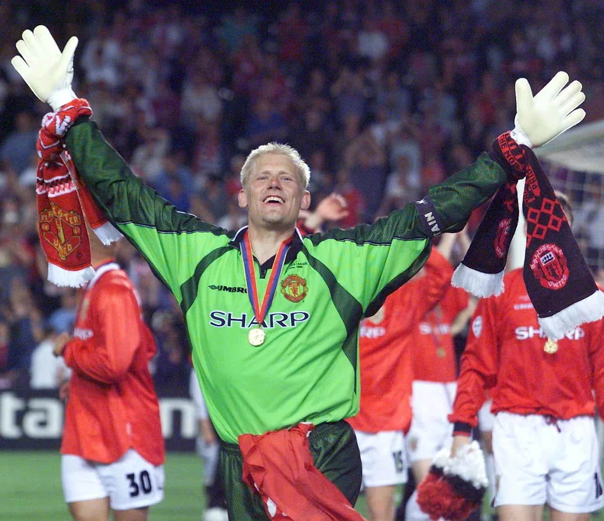 เงาของความหวังที่ Stamford Bridge: Peter Schmeichel กับคำสรรเสริญแด่ Bruno Fernandes ในค่ำคืนที่เมฆหมอกเริ่มจางลง