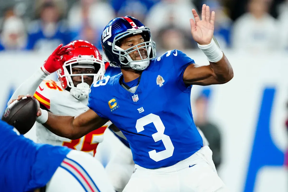 ทางแยกแห่งโชคชะตา: เมื่อ Russell Wilson ต้องเลือกระหว่างสมรภูมิเหล็กกล้าหรือแท่นปราศรัยหน้ากล้อง