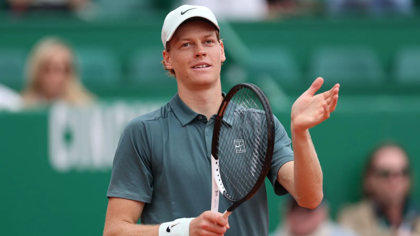 ลมหายใจที่ขาดห้วงและเสียงกรีดร้องของเส้นเอ็น: Jannik Sinner ฝ่าสมรภูมิ Monte-Carlo Masters ขณะที่ Carlos Alcaraz ยังคงร่ายรำบนปากเหว