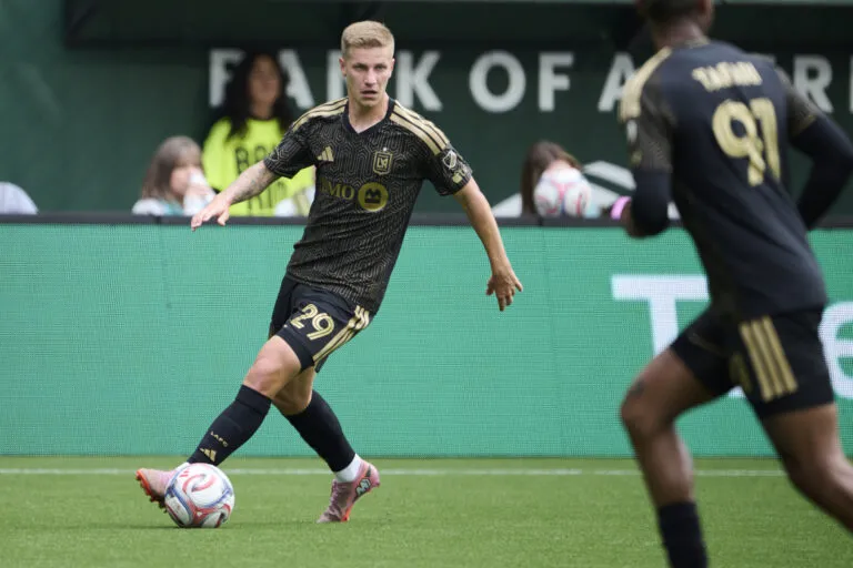 เมื่อกิ่งก้านแห่ง LAFC ต้องรับมือกับพายุฤดูร้อนจาก Colorado Rapids: วิถีแห่งการเติบโตในทุ่งหญ้า MLS
