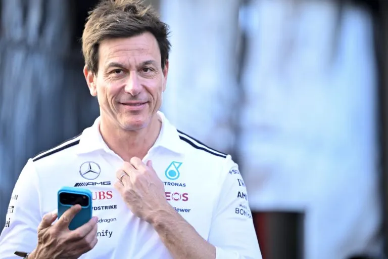 การวิเคราะห์งบดุลและโครงสร้างผู้ถือหุ้น: เมื่อ Mercedes เล็งเข้าซื้อสัดส่วนใน Alpine F1 Team ภายใต้การจับตาของ FIA