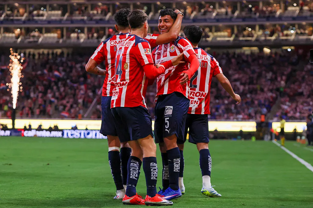 อาภรณ์แห่งศตวรรษ: การขุดค้นจิตวิญญาณ 120 ปีของ Chivas ผ่านผืนผ้าแห่งประวัติศาสตร์