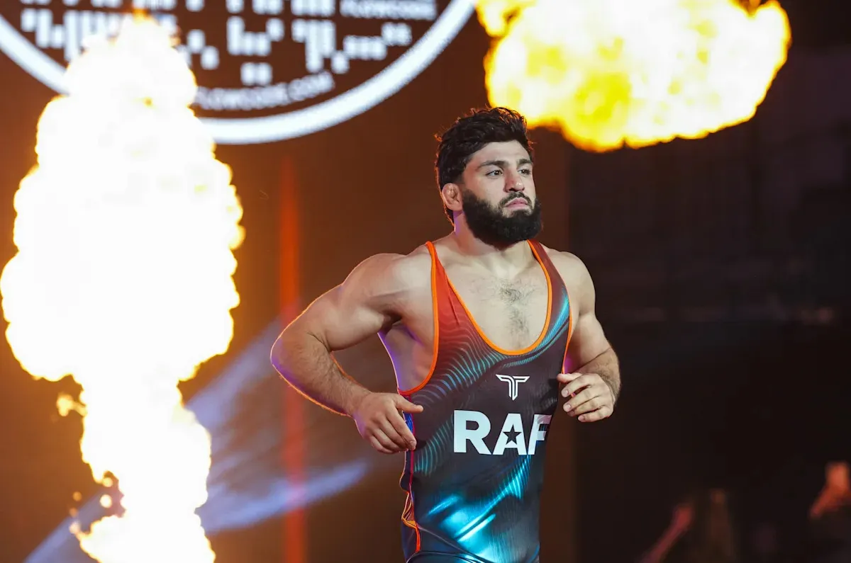 พินิจกลไกการสลายตัวทางชีวภาพ: Arman Tsarukyan สยบ Urijah Faber ในศึก RAF 8