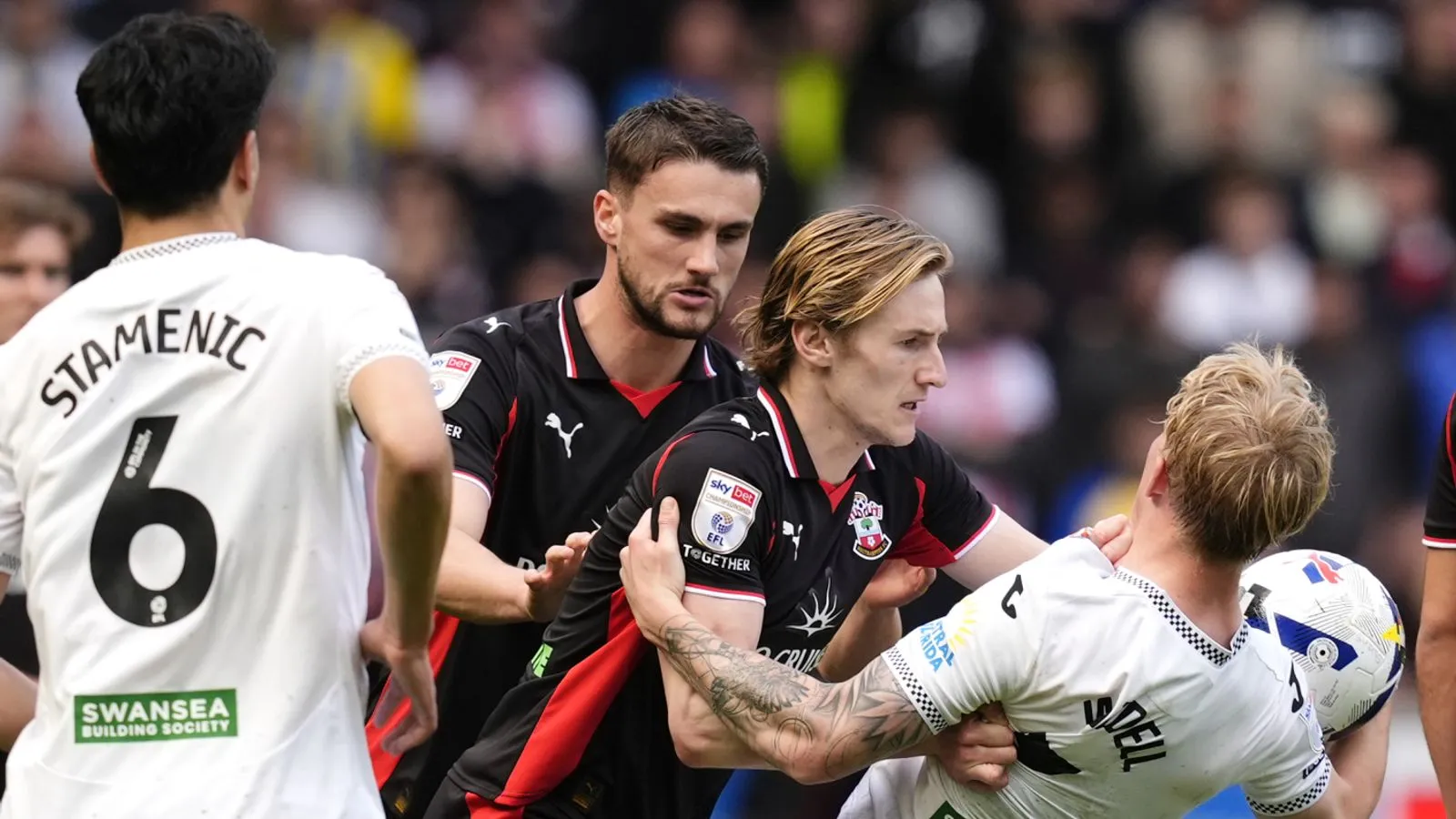 เซนต์ผงาด! Southampton โกงตายท้ายเกม บุกตบ Swansea คาบ้าน พุ่งจี้รองจ่าฝูงตาเป็นมัน