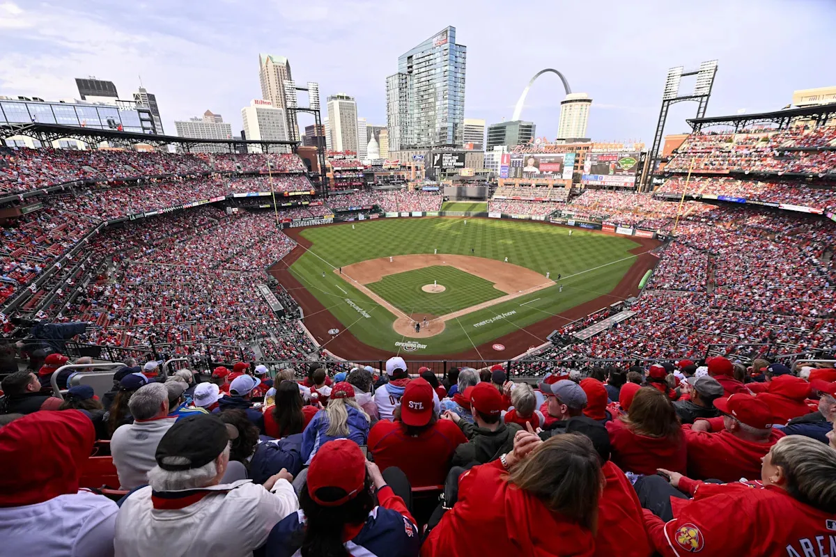 บันทึกจากเงามืดนัดที่ 32: เมื่อลมหนาวกรีดผิวที่ Target Field