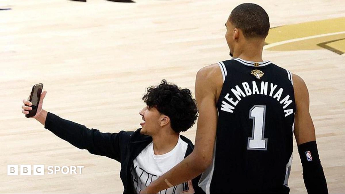 Adam Silver สั่งแบนแฟนบาสตลอดชีวิตหลังบุกประชิดตัว Victor Wembanyama ในสนาม