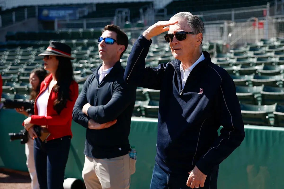 วิเคราะห์ความเสี่ยงเหนือ Fenway Park: เมื่อ 'อากาศยาน' กลายเป็นเครื่องมือส่งสัญญาณเตือนภัยถึง Craig Breslow และ John Henry