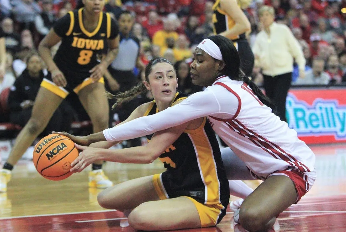แผนปล้นข้ามพรมแดน: Addie Deal อดีตดาวรุ่งห้าดาวทิ้ง Iowa ซบตัก Wisconsin