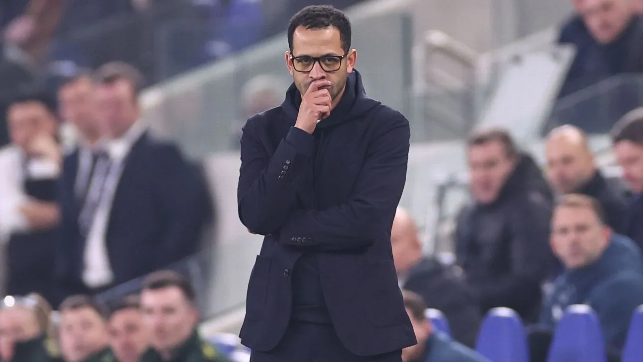 รากแก้วที่ยังมั่นคง: Liam Rosenior กับความเชื่อมั่นในผืนดินแห่ง Stamford Bridge ท่ามกลางฤดูกาลที่ผลิใบช้า
