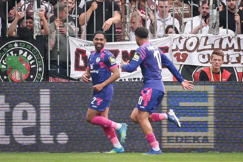 เงาอัสดงที่ Millerntor: Mainz รอดพ้นจากนรก ขณะที่ St Pauli จมดิ่งสู่ความเวิ้งว้าง