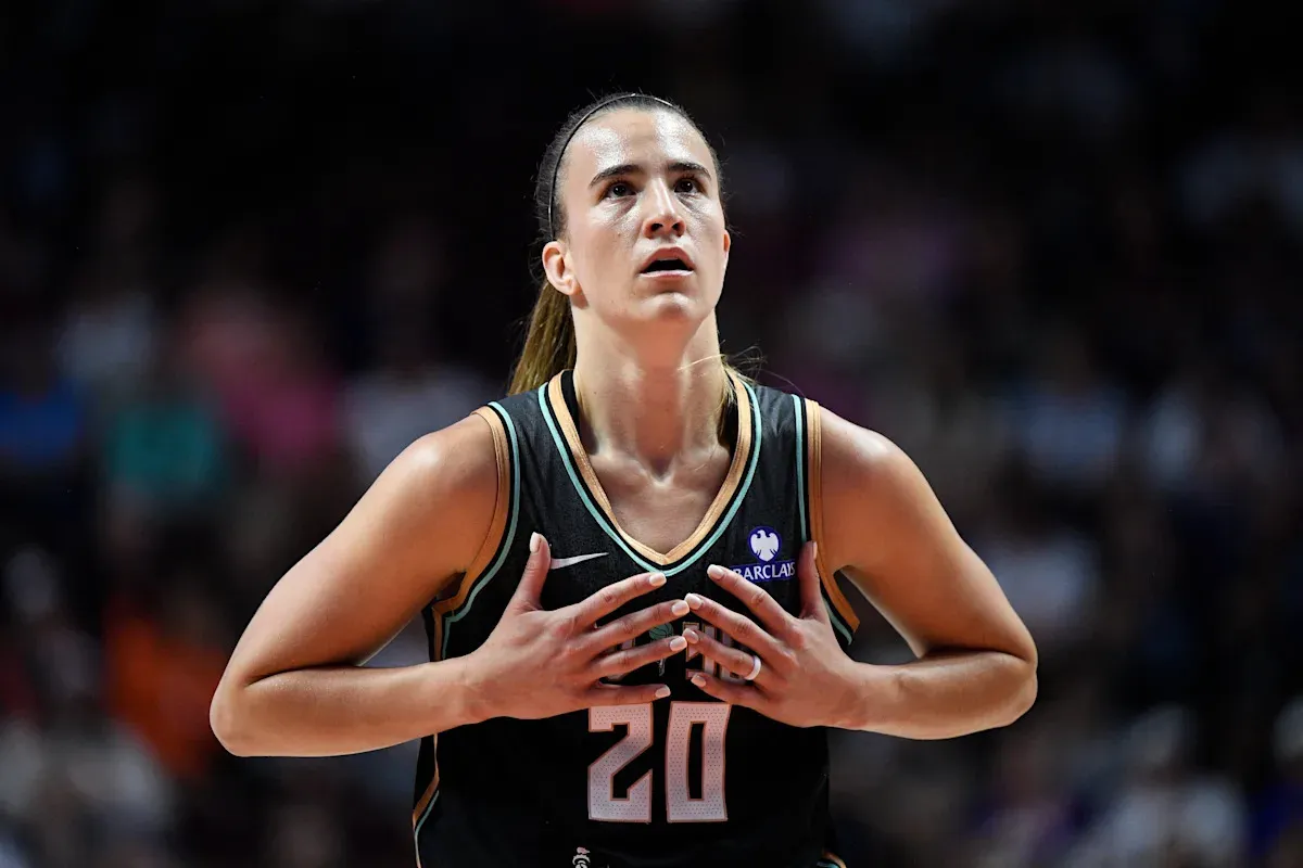 เงาที่ทอดยาวใน Mohegan Sun: Sabrina Ionescu กับข้อเท้าที่บิดเบี้ยวในคืนอุ่นเครื่อง