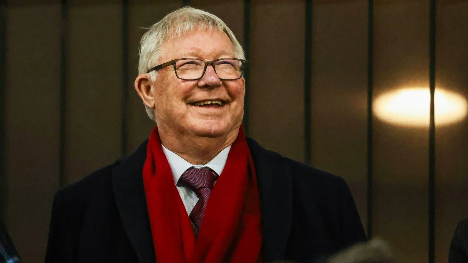 เงาที่เลือนหายในแสงโพล้เพล้: Sir Alex Ferguson ถูกนำตัวส่งโรงพยาบาลก่อนศึกแห่งศักดิ์ศรีที่ Old Trafford